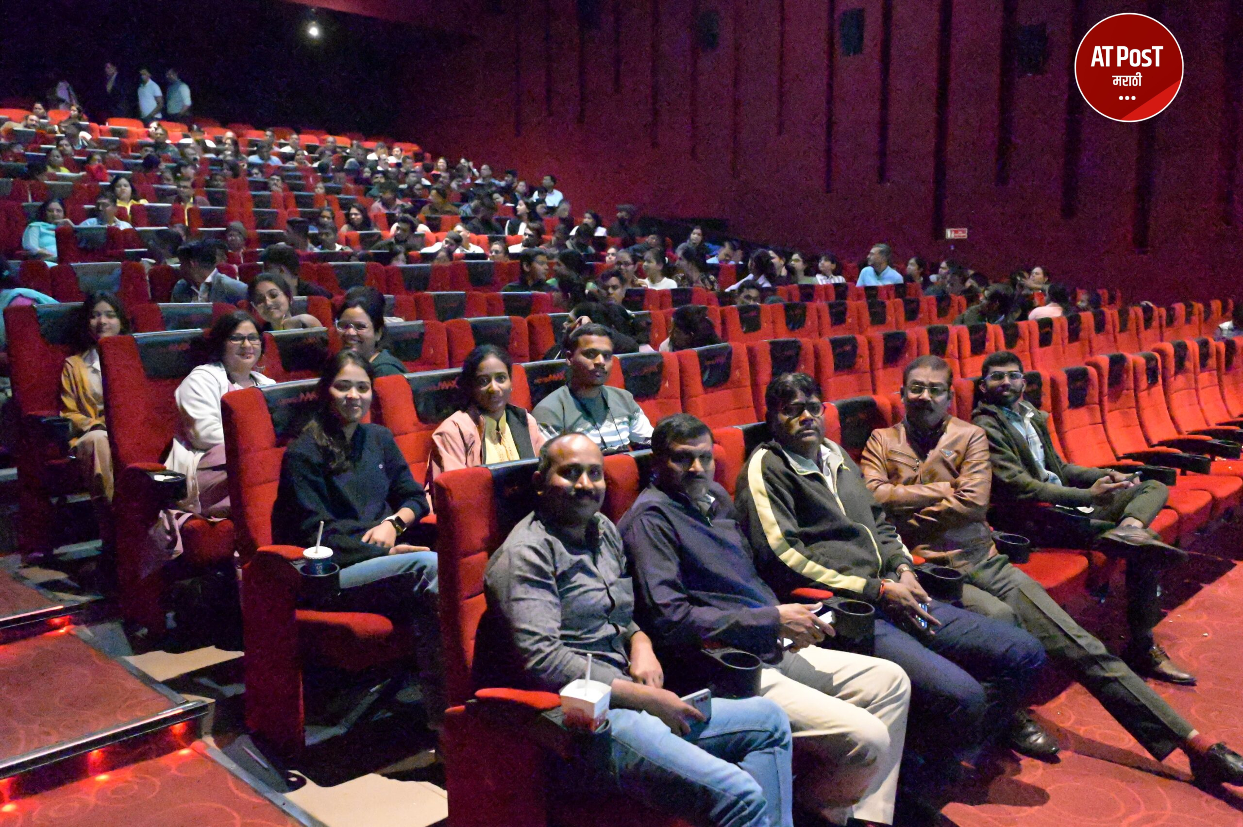 पोलीस आणि त्यांचे कुटुंबीय फतेह सिनेमा बघताना